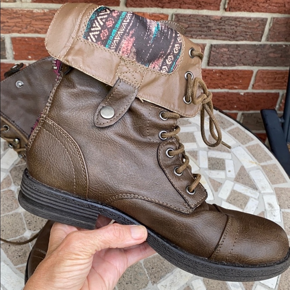 Boots - Picture 6 of 7